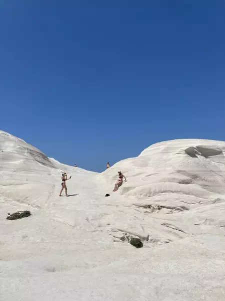 Σπηλιές Σαρακίνικο Μήλος